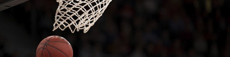 NBA球星勒布朗·詹姆斯在2026年赛季比赛中突破上篮精彩瞬间